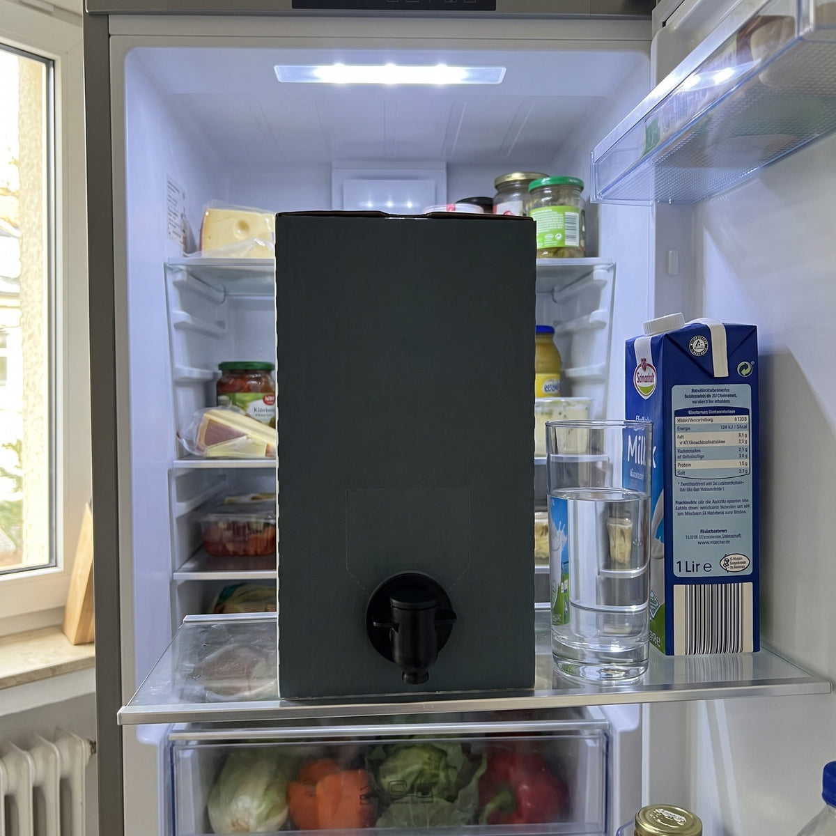 VitaTap Sirup-Box im Kühlschrankfach neben Glas und Milchpackung