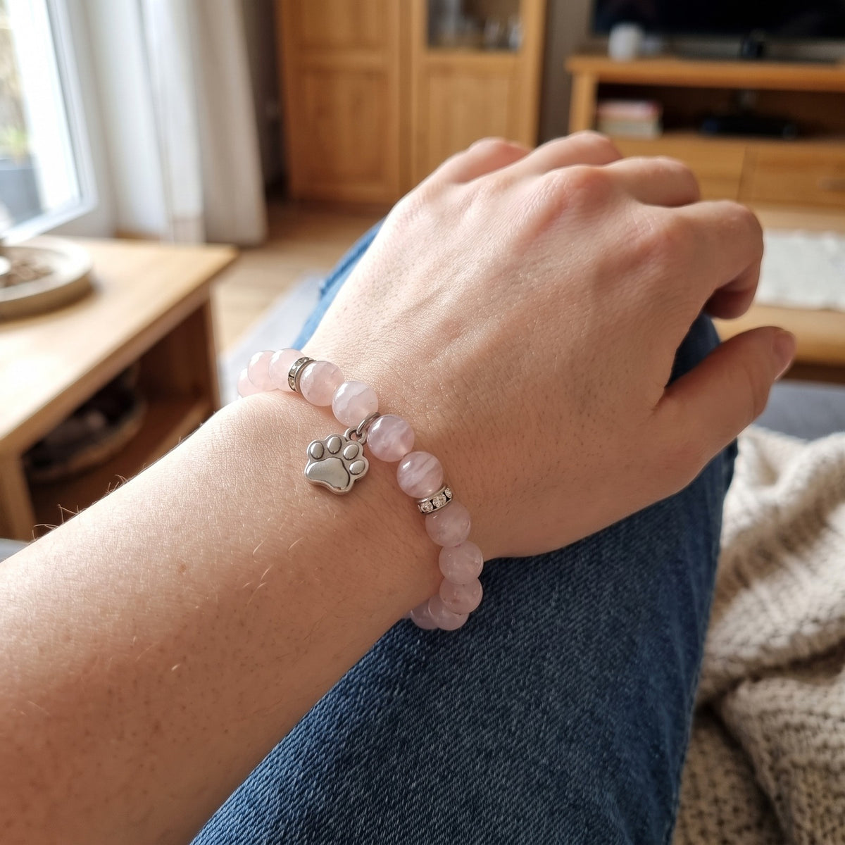 Armband am Handgelenk getragen