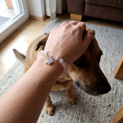 Armband beim Streicheln des Hundes