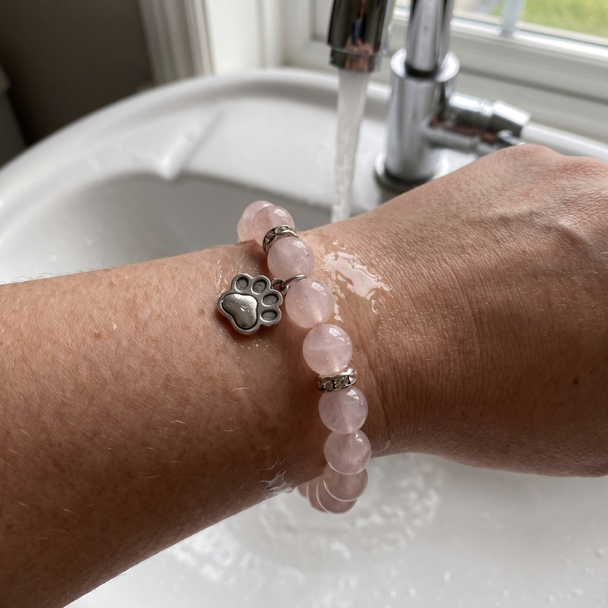 Armband unter fließendem Wasser