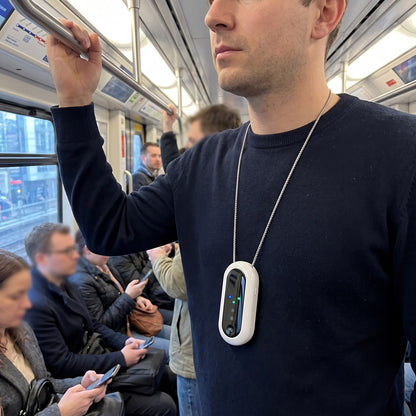 Mann trägt den IonoBreeze in der vollen S-Bahn
