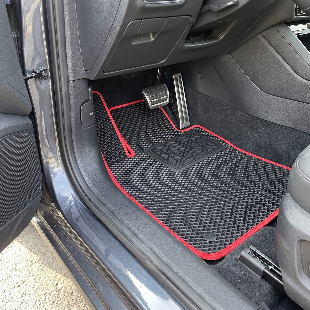 EVA-Fußmatte im Fahrerfußraum mit verstärktem Fersenschutz