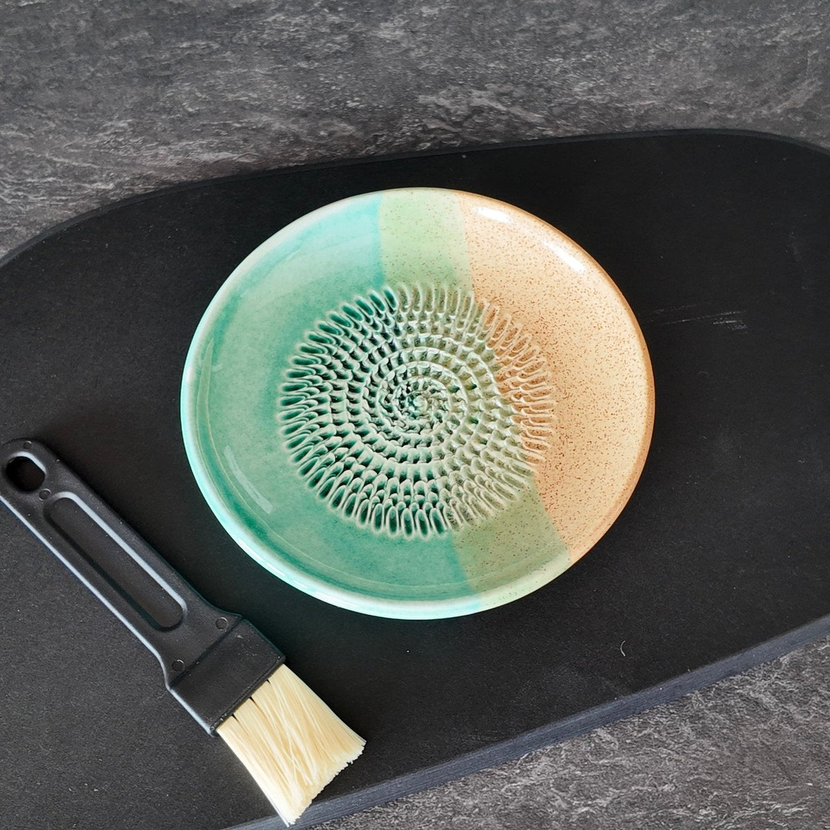 couleur Beach — Keramik Reibeteller – Knoblauch, Ingwer & Parmesan in Sekunden fein gerieben