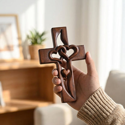 situation — HerzBund™ Ehekreuz aus Holz – Zwei verschlungene Herzen als Wanddeko