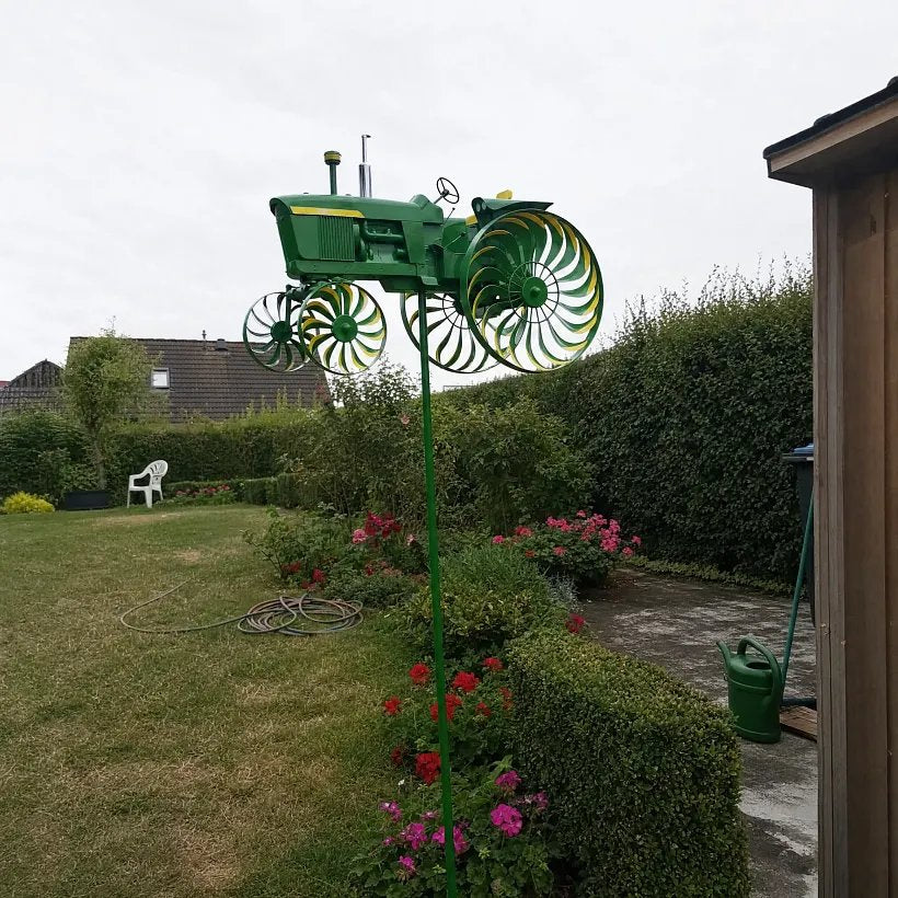 situation — Traktor-Windspiel für den Garten