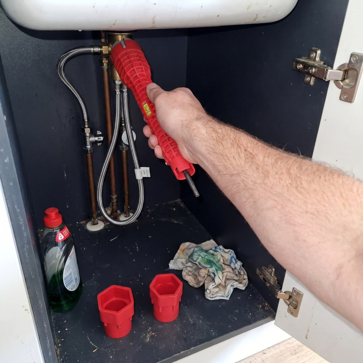 SpülFix an der Armaturenmutter unter der Küchenspüle