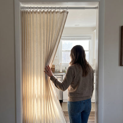 Vorhang zur Kueche zur Seite geschoben
