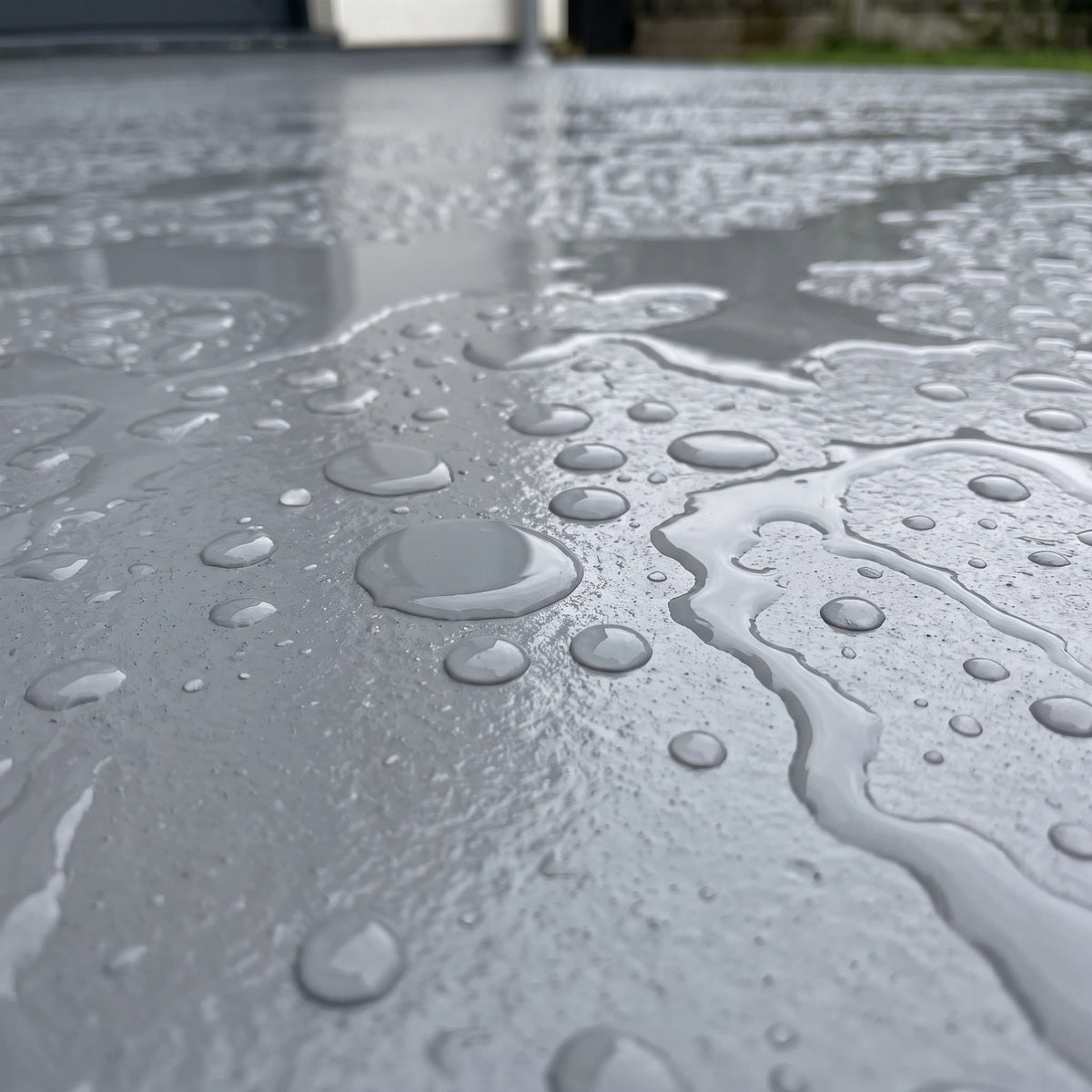 Wasser perlt auf der ausgehaerteten Schicht ab