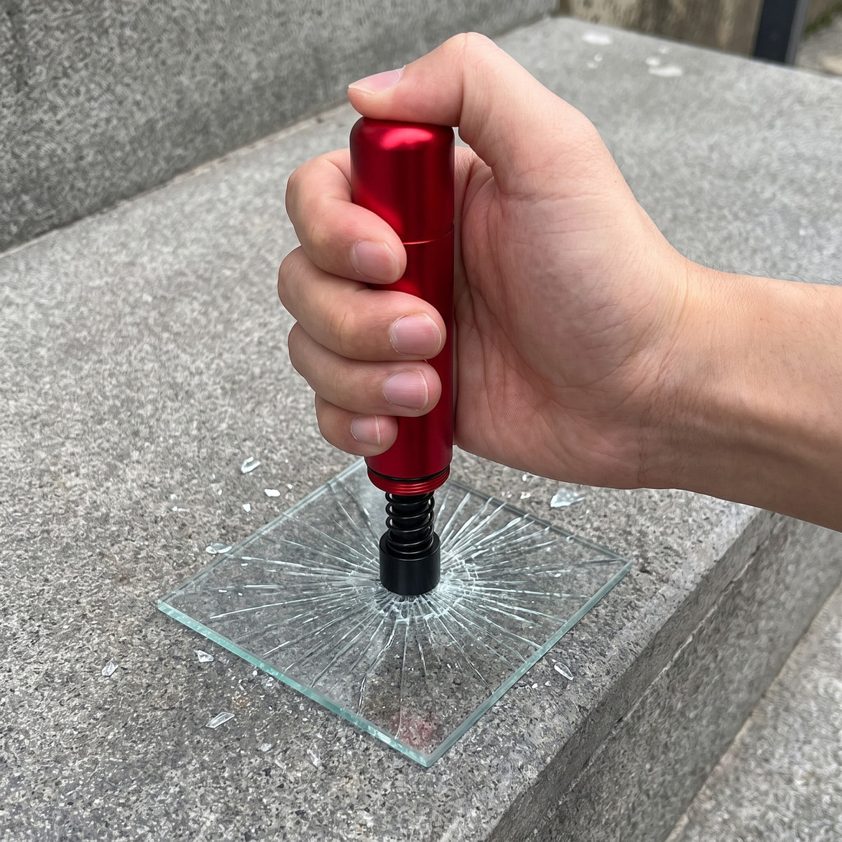 Glasbrecher auf einer Scheibe angesetzt