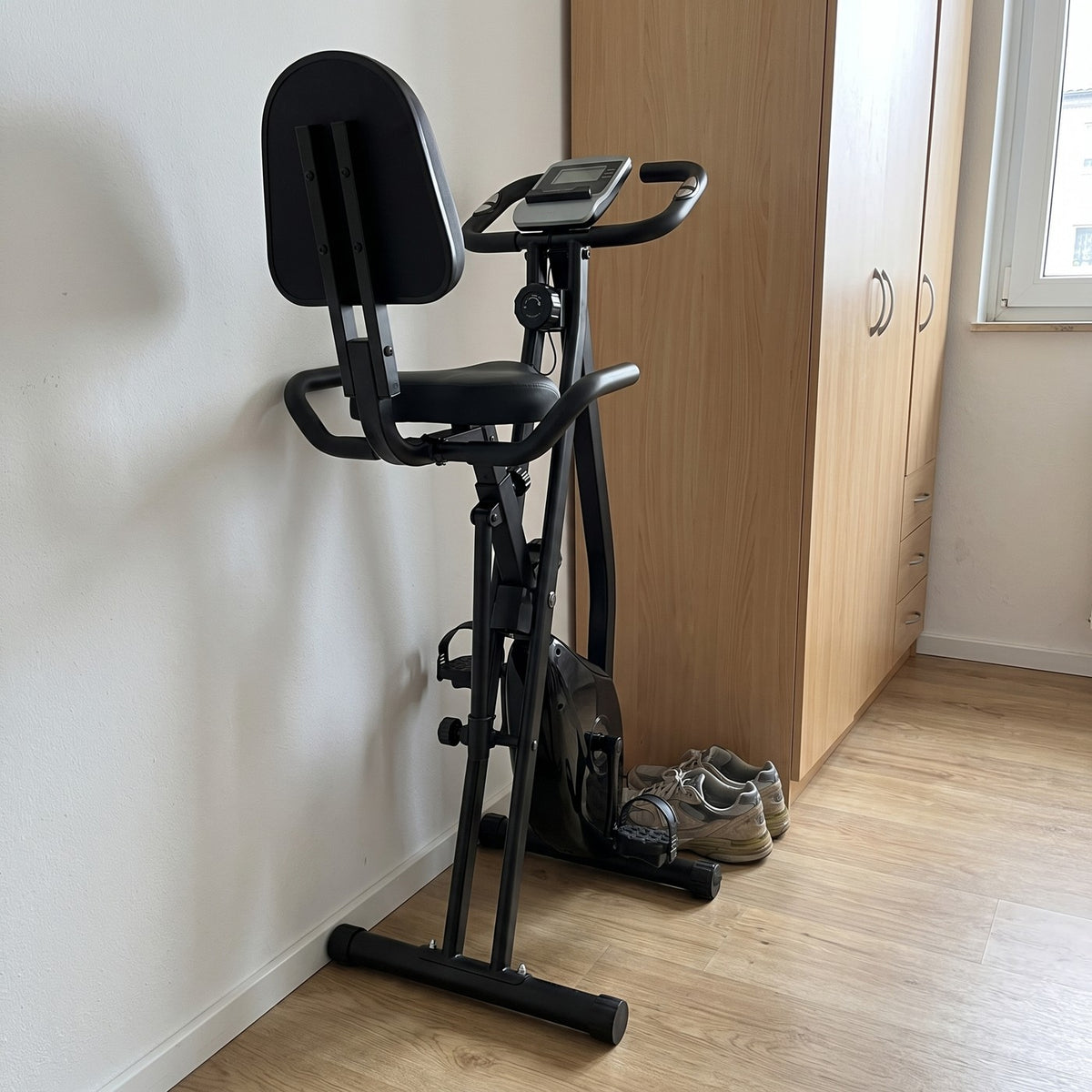 VeloFold Pro zusammengeklappt und platzsparend an der Wand verstaut