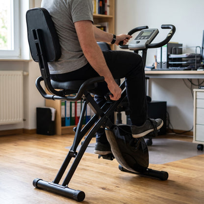 Mann stellt den Widerstand des VeloFold Pro während des Trainings ein