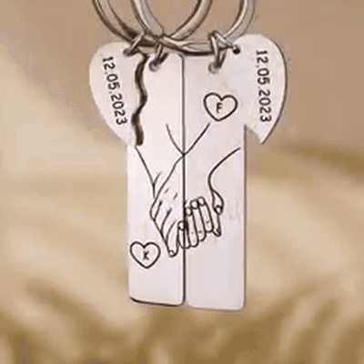 gif — Pärchen-Schlüsselanhänger „Hand in Hand“ – 2 Anhänger mit euren Initialen & eurem Datum