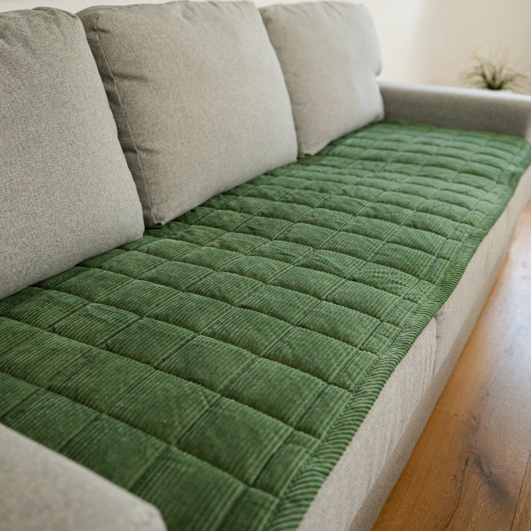 couleur Grün — Cord-Sofaschoner rutschfest – Schutz vor Tierhaaren, Kratzern & feuchten Pfoten