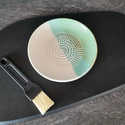 couleur Ice — Keramik Reibeteller – Knoblauch, Ingwer & Parmesan in Sekunden fein gerieben