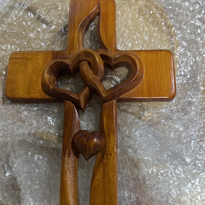 couleur Braun — HerzBund™ Ehekreuz aus Holz – Zwei verschlungene Herzen als Wanddeko