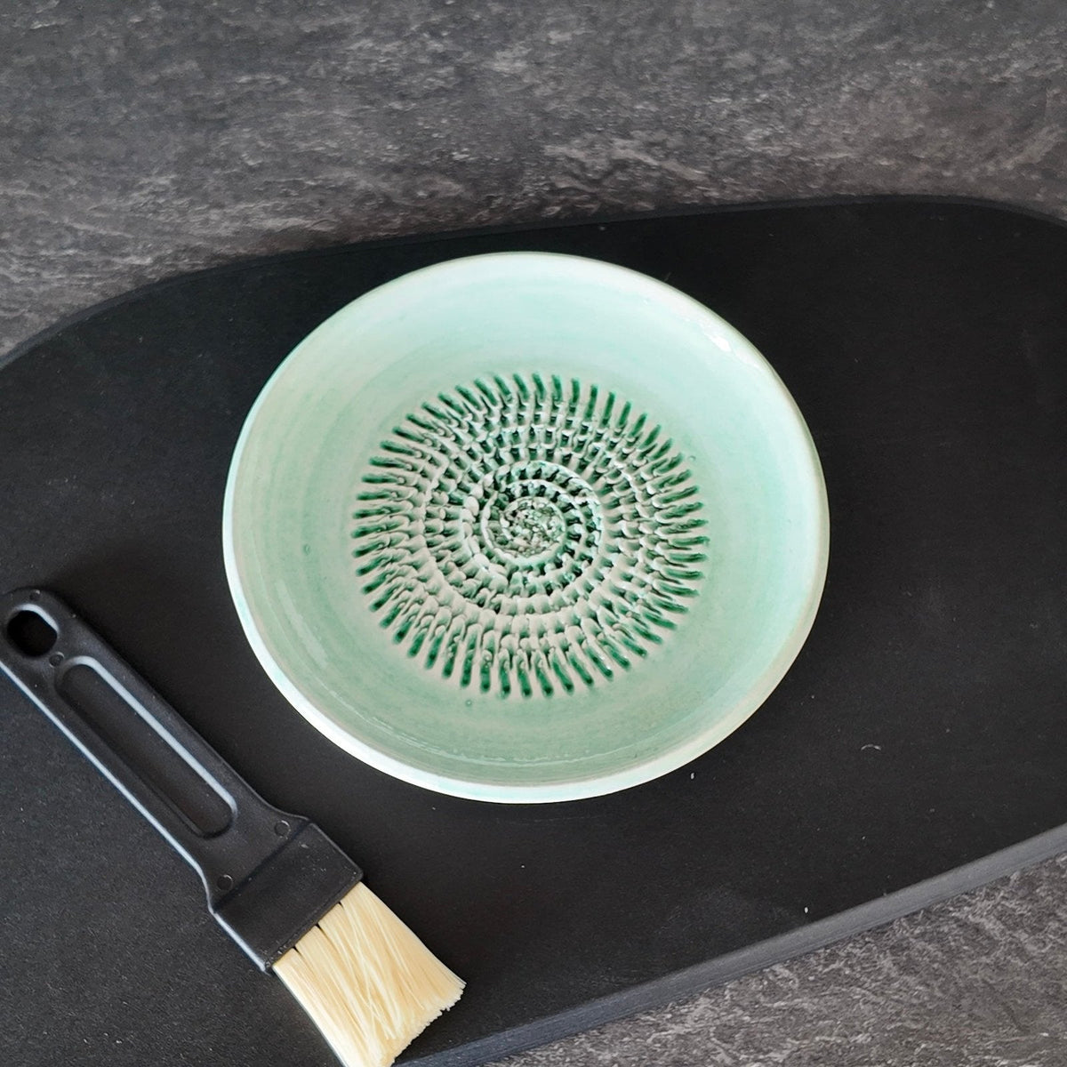 couleur Mint — Keramik Reibeteller – Knoblauch, Ingwer & Parmesan in Sekunden fein gerieben
