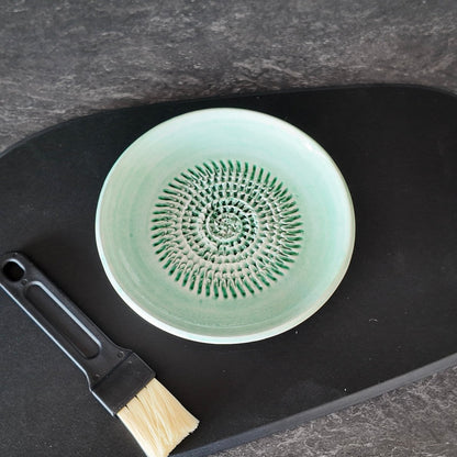 couleur Mint — Keramik Reibeteller – Knoblauch, Ingwer & Parmesan in Sekunden fein gerieben