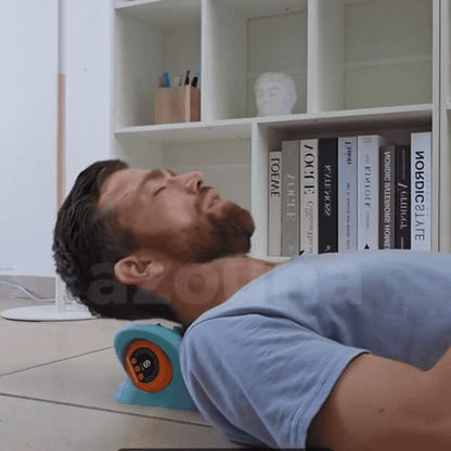 Mann liegt entspannt mit dem NackenFlow unter dem Nacken