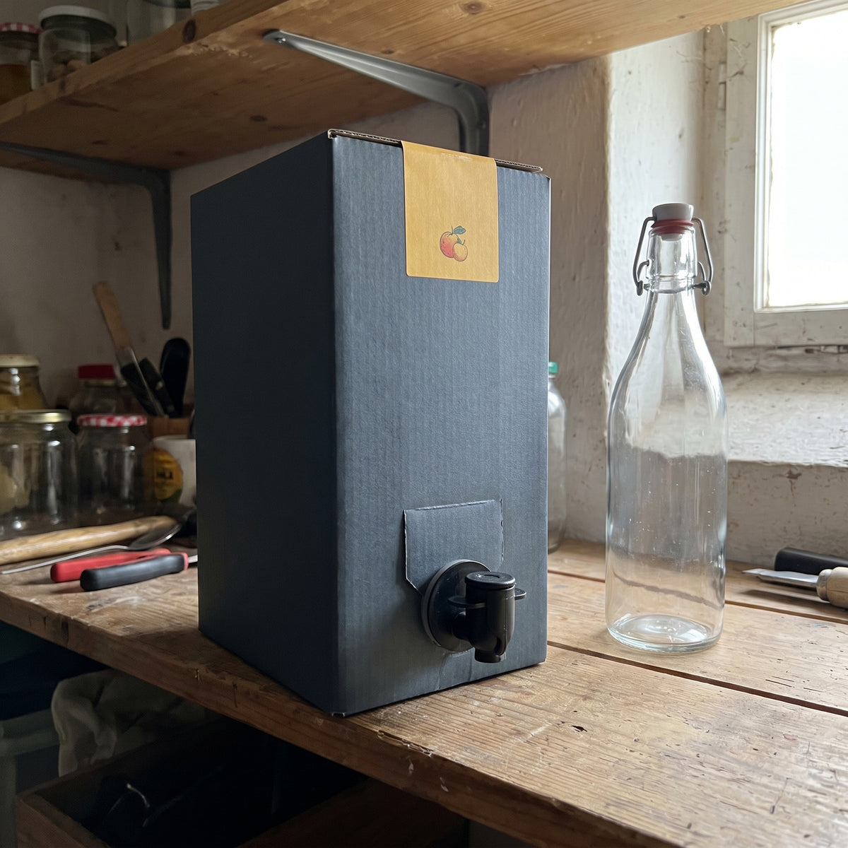 VitaTap Sirup-Box im Vorratsregal neben einer leeren Glasflasche