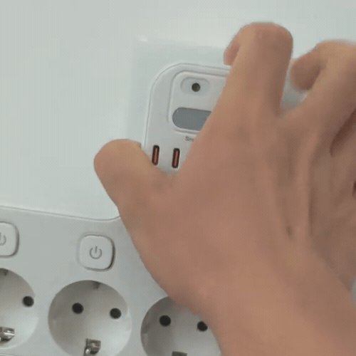 Hand schaltet eine einzelne Steckdose des VoltNest ein