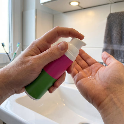Ein Pumpstoß klares Gel in die Handfläche am Waschbecken