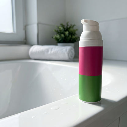 Die Flasche steht auf dem Rand der Badewanne