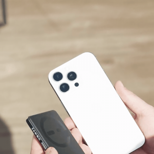 SlimVolt™ schnappt magnetisch ans Smartphone
