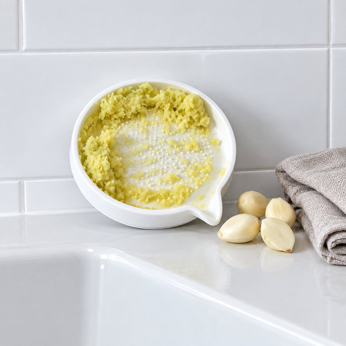 situation — Keramik Reibeteller – Knoblauch, Ingwer & Parmesan in Sekunden fein gerieben