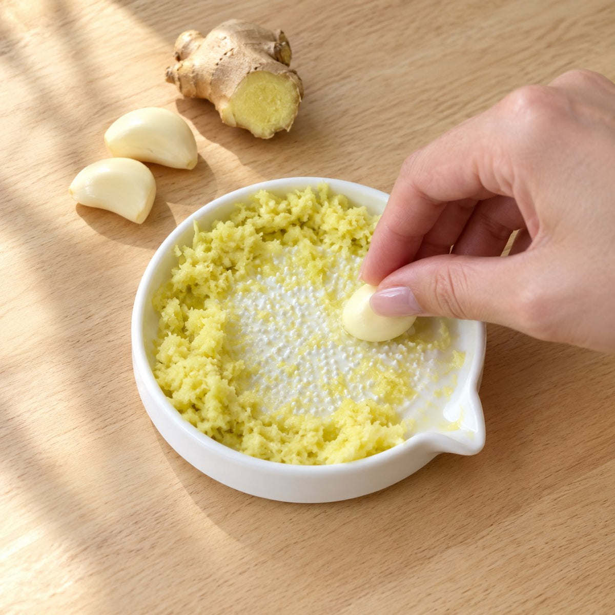 situation — Keramik Reibeteller – Knoblauch, Ingwer & Parmesan in Sekunden fein gerieben