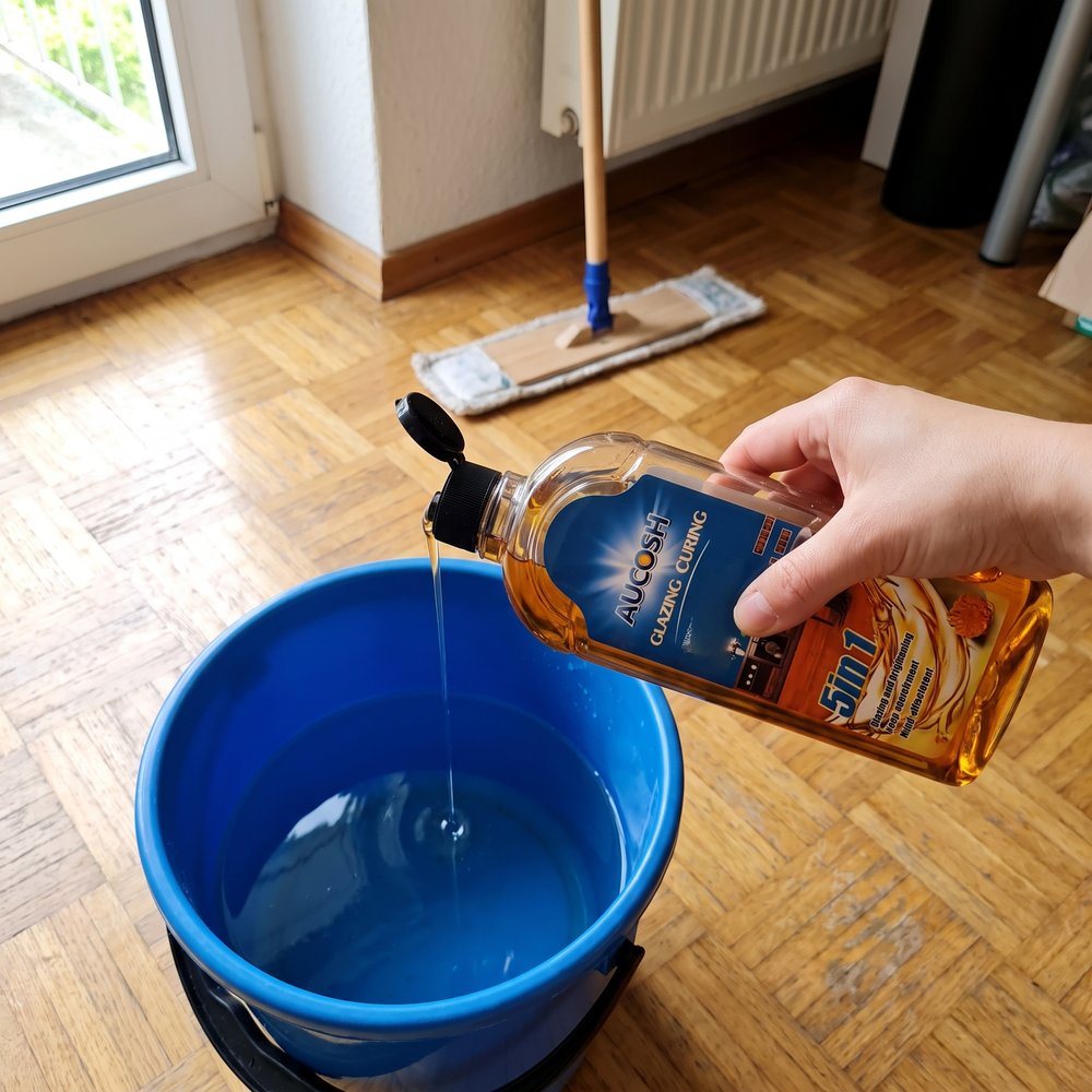 Eine Kappe LignaGlanz in fünf Liter Wasser