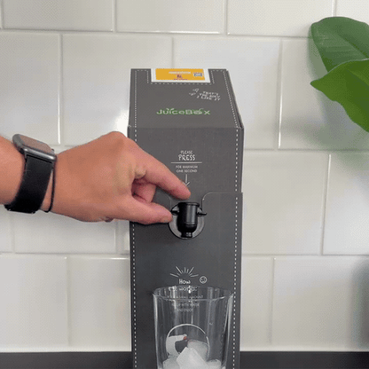 Sirup wird aus dem Zapfhahn der VitaTap Box in ein Glas gezapft