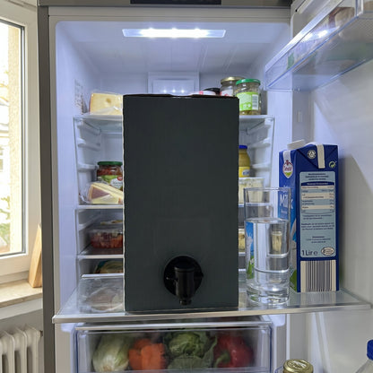VitaTap Sirup-Box im Kühlschrankfach neben Glas und Milchpackung