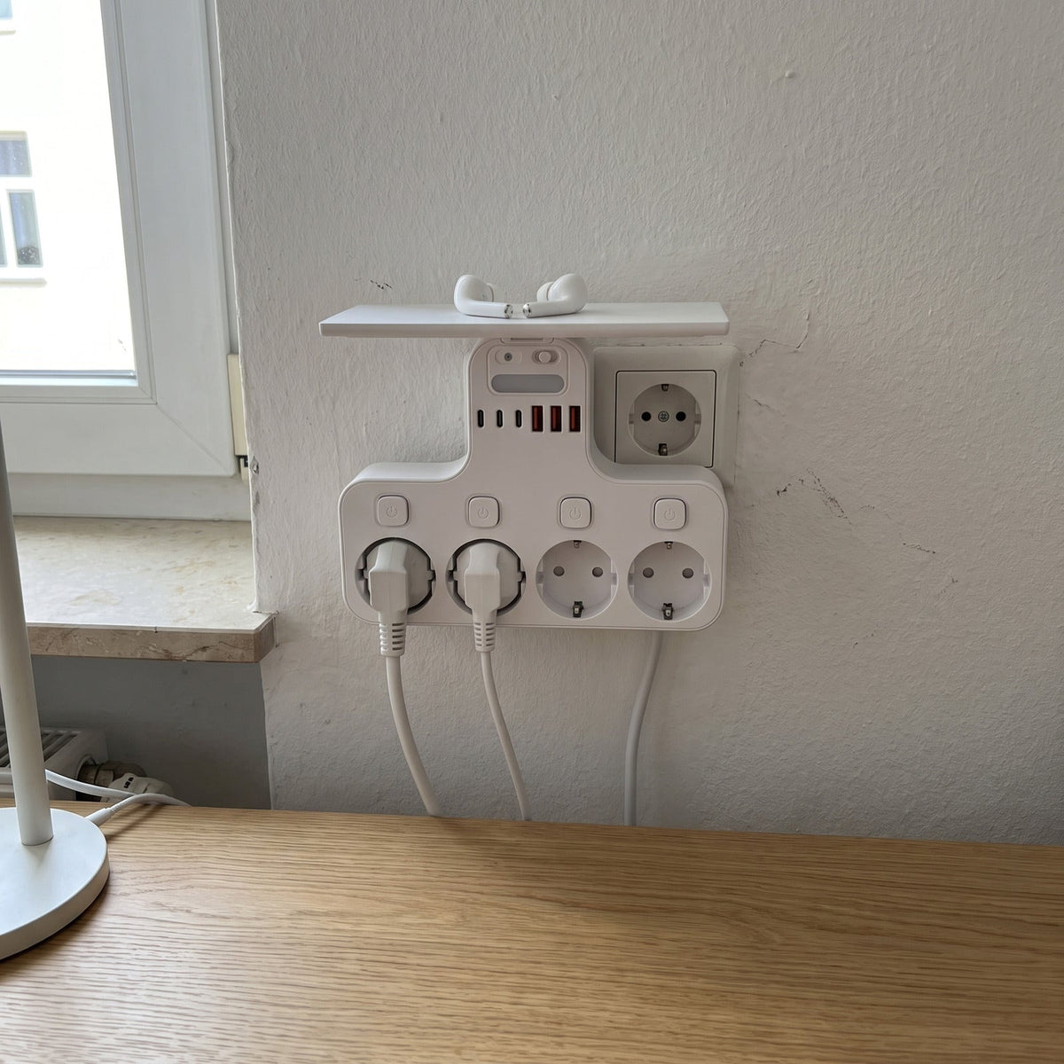 VoltNest über dem Schreibtisch im Homeoffice mit Kopfhörern auf der Ablage